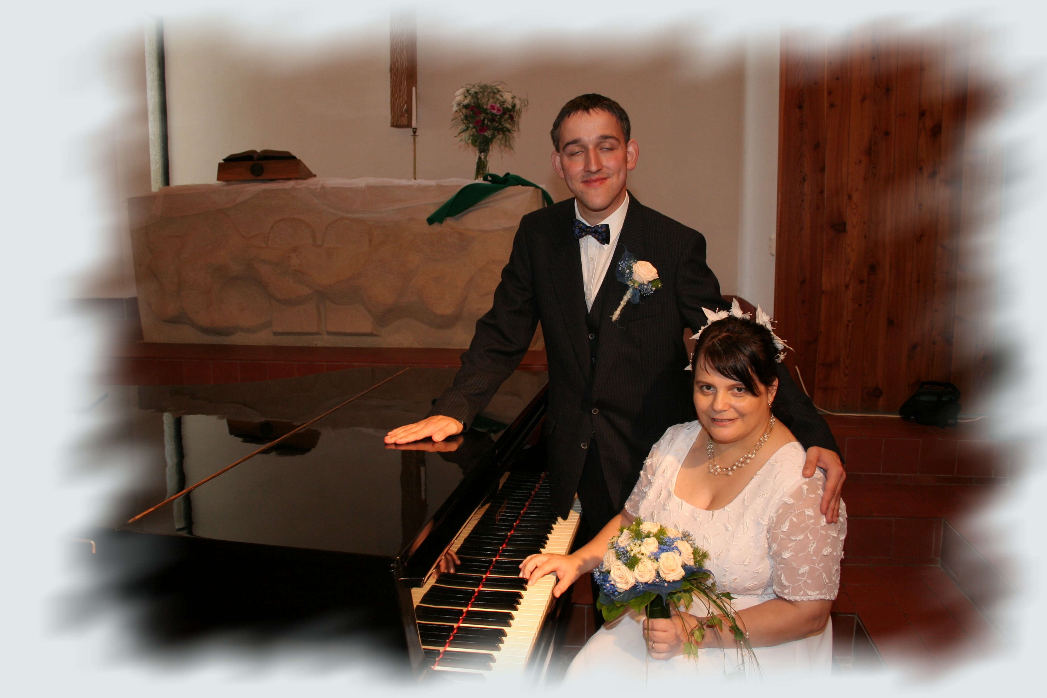 Novomanželé u klavíru 2.jpg